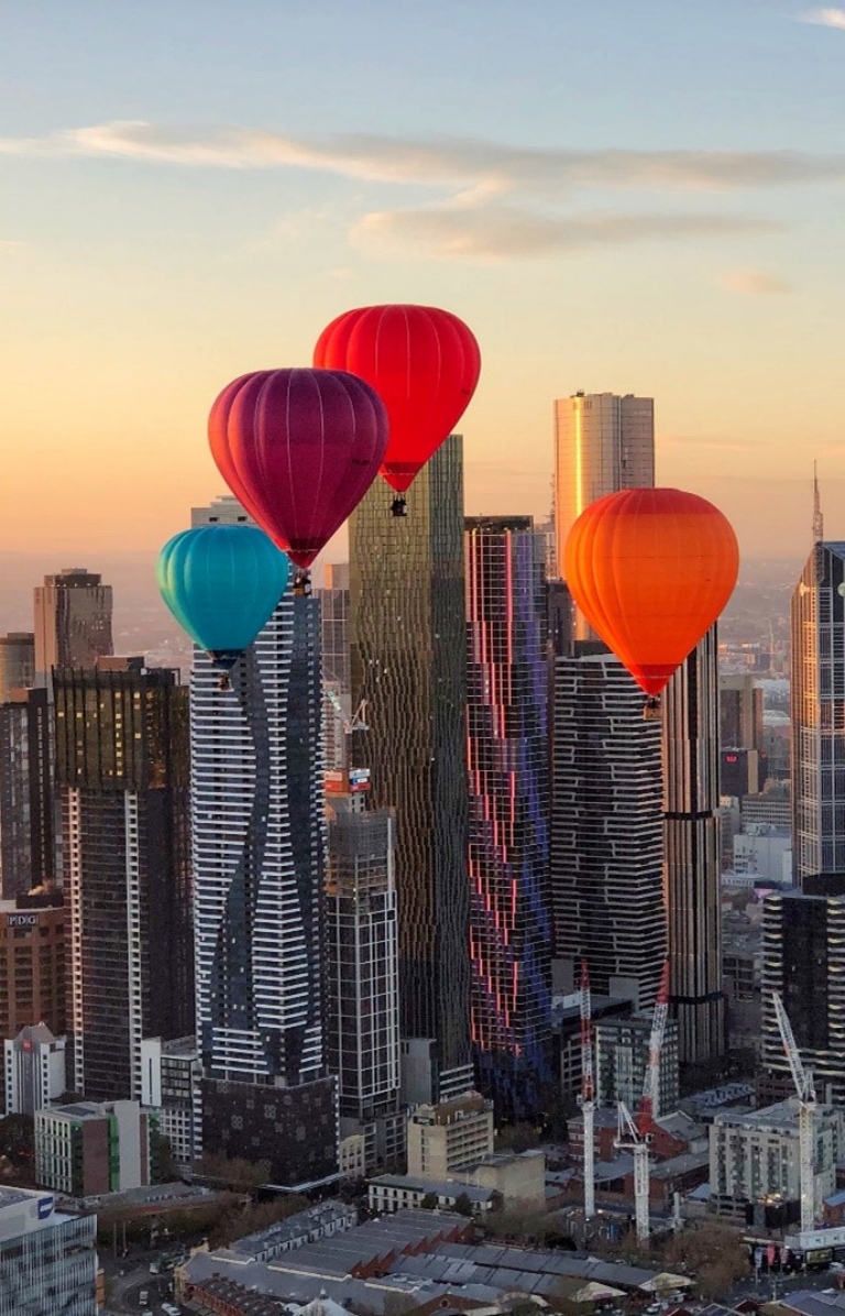 Sunrise hot air balloon flight, Melbourne, Victoria © Visit Victoria